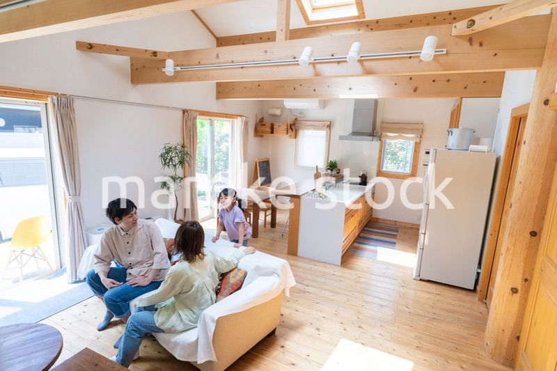 おうちで楽しく過ごす家族