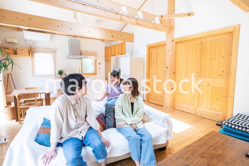 おうちで楽しく過ごす家族