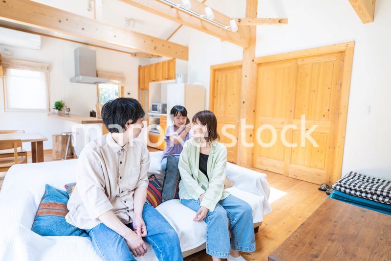 おうちで楽しく過ごす家族