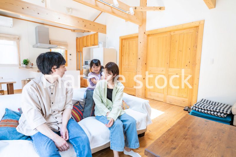 おうちで楽しく過ごす家族