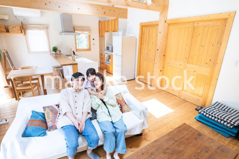 おうちで楽しく過ごす家族