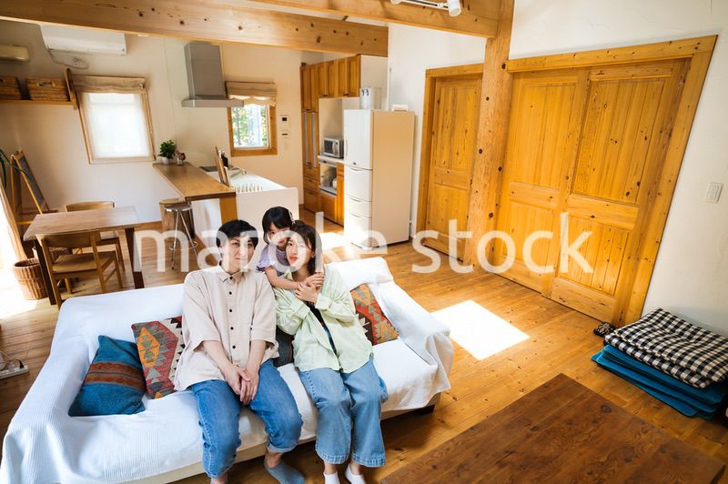 おうちで仲良く遊ぶ幸せなファミリー