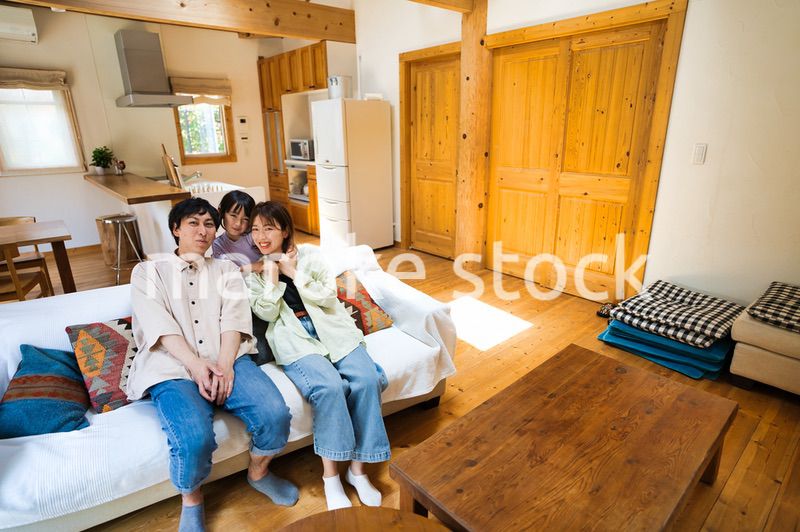 おうちで仲良く遊ぶ幸せなファミリー