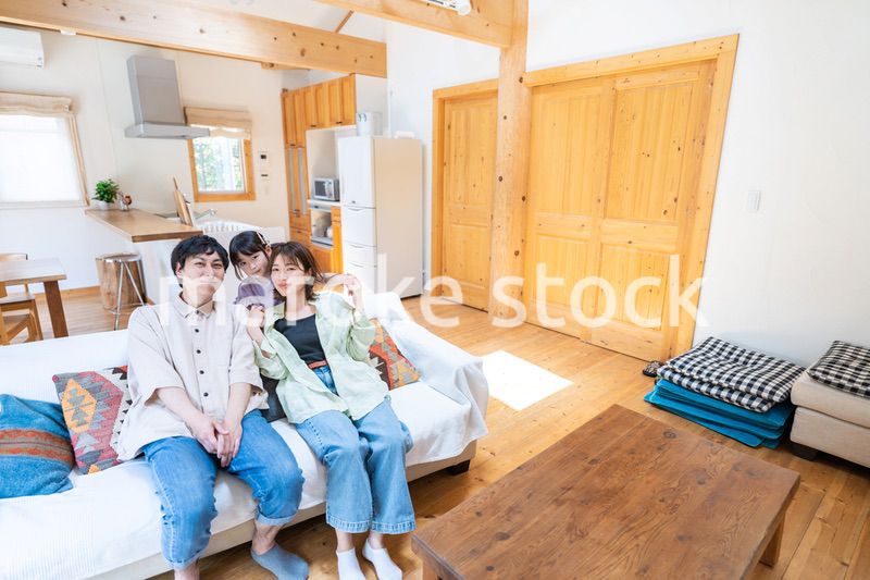 おうちで楽しく過ごす家族