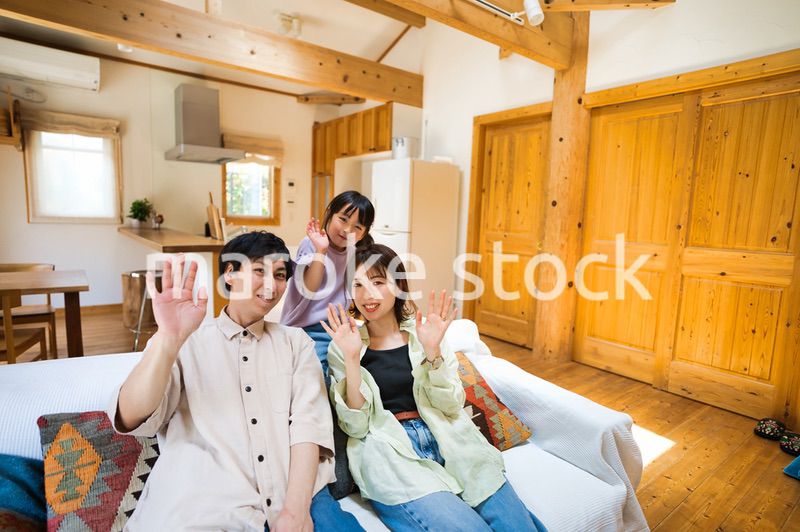 おうちで仲良く遊ぶ幸せなファミリー