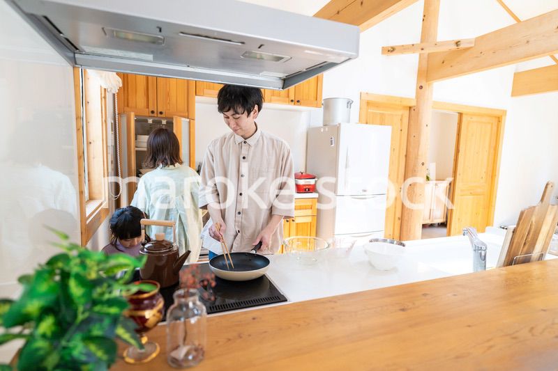 家族で料理を作る仲良しのファミリー