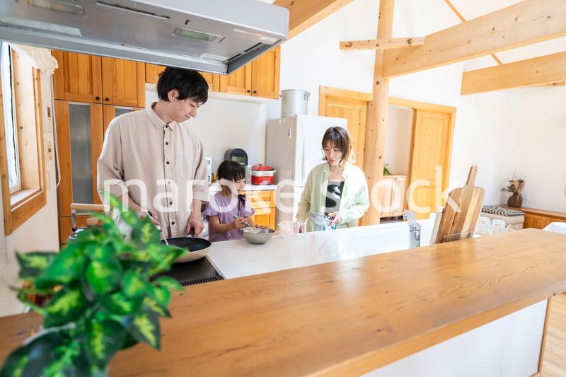 家族で料理を作る仲良しのファミリー