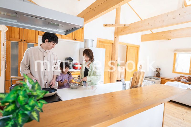 家族で料理を作る仲良しのファミリー