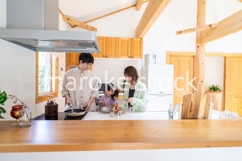 家族で料理を作る仲良しのファミリー