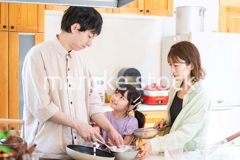 家族で料理を作る仲良しのファミリー