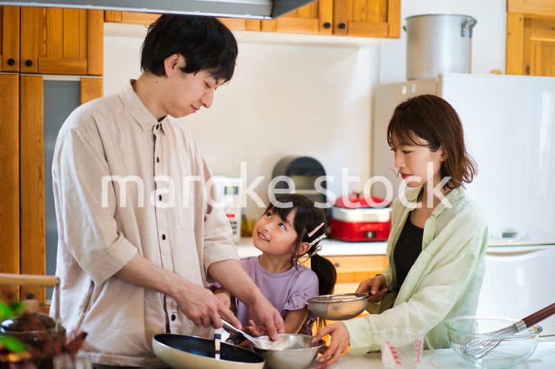 一緒に料理をする仲のいい家族