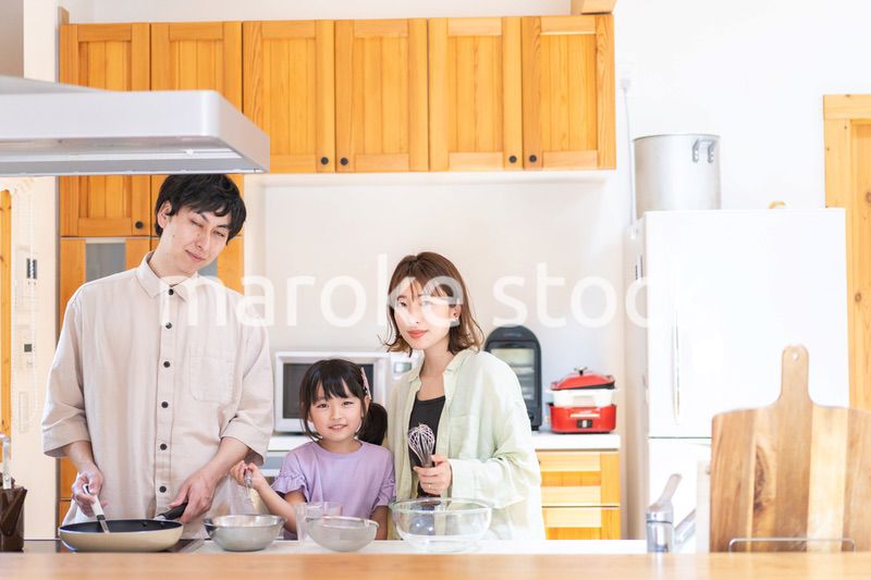 家族で料理を作る仲良しのファミリー