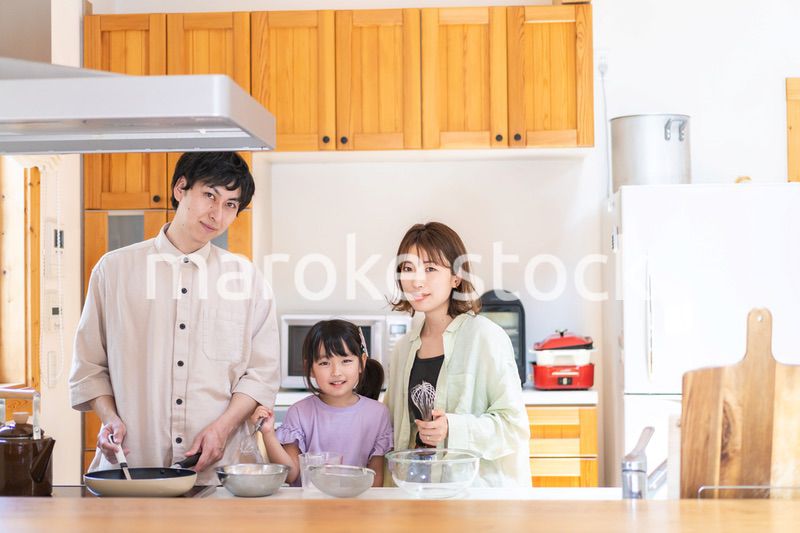 家族で料理を作る仲良しのファミリー