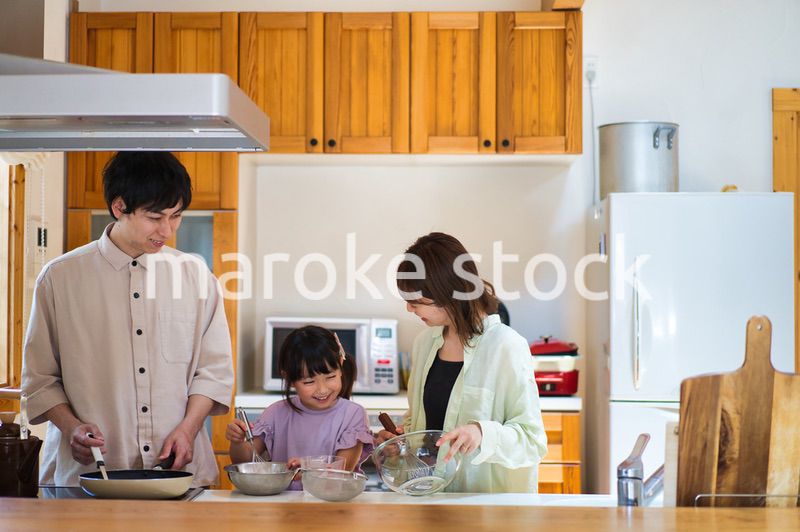 一緒に料理をする仲のいい家族