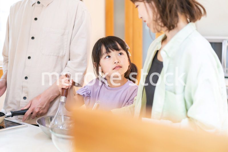 家族で料理を作る仲良しのファミリー