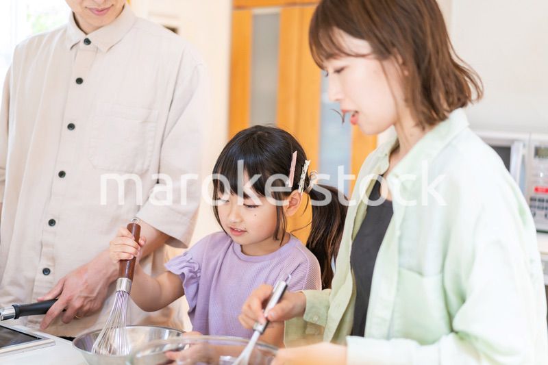 家族で料理を作る仲良しのファミリー