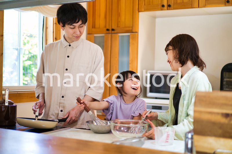 一緒に料理をする仲のいい家族