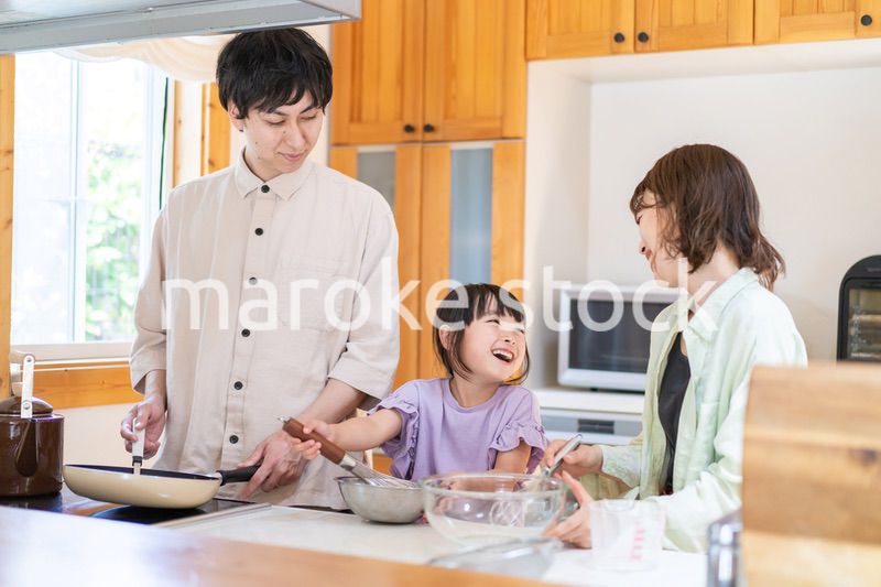 家族で料理を作る仲良しのファミリー