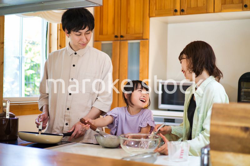 一緒に料理をする仲のいい家族