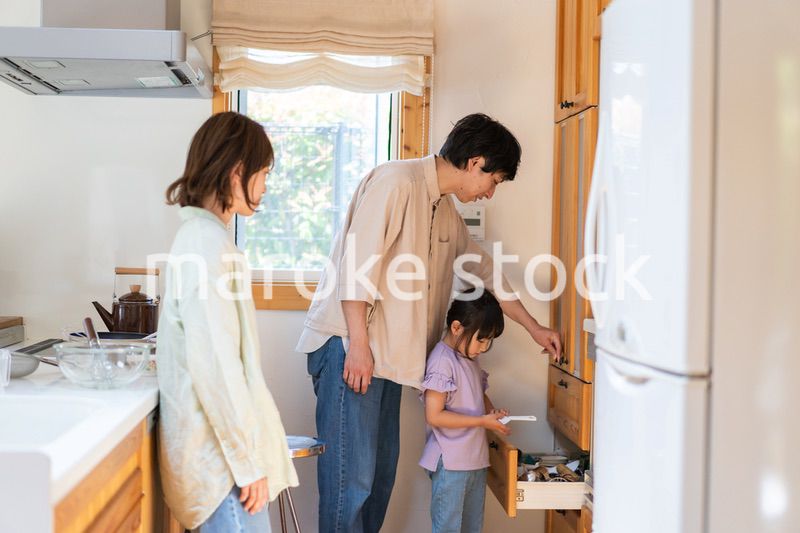 家族で料理を作る仲良しのファミリー