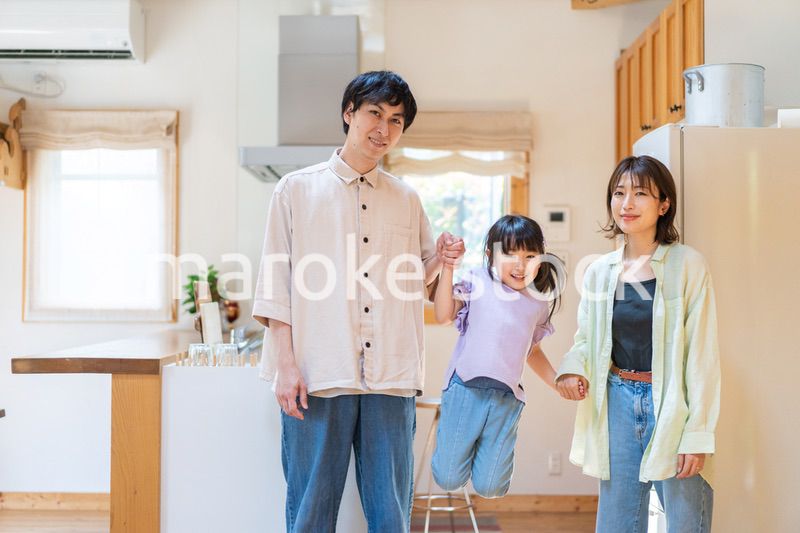 おうちで楽しく過ごす家族