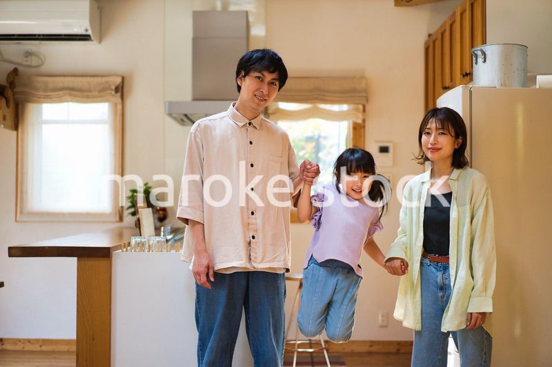 一緒に料理をする仲のいい家族