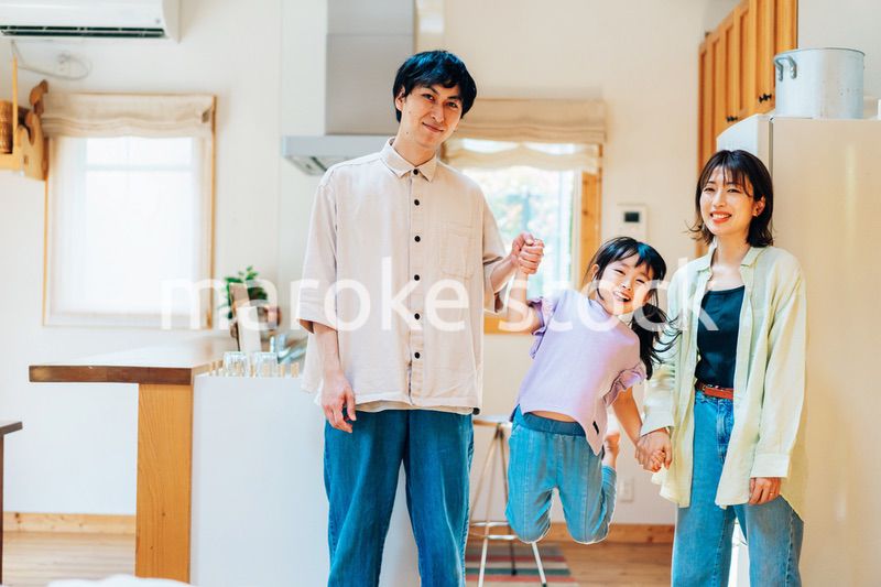 おうちで楽しく過ごす家族