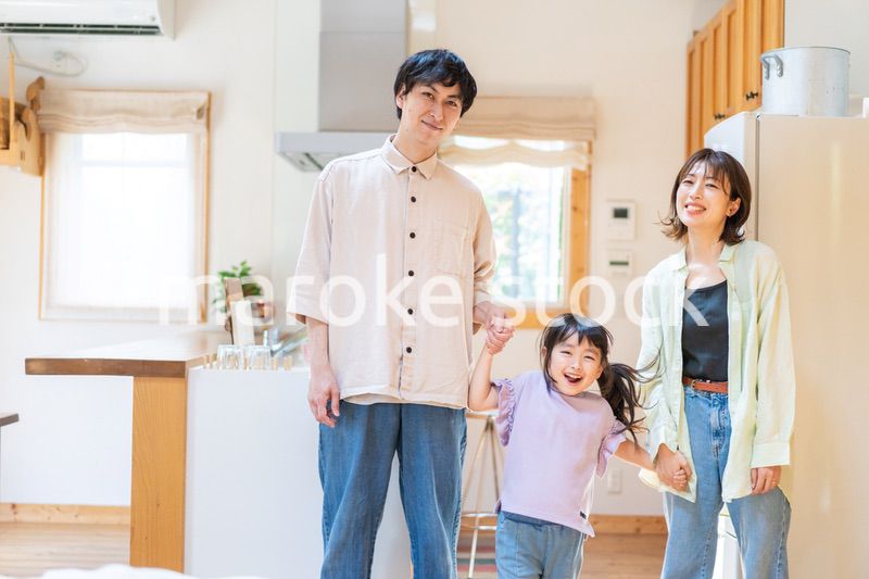 おうちで楽しく過ごす家族