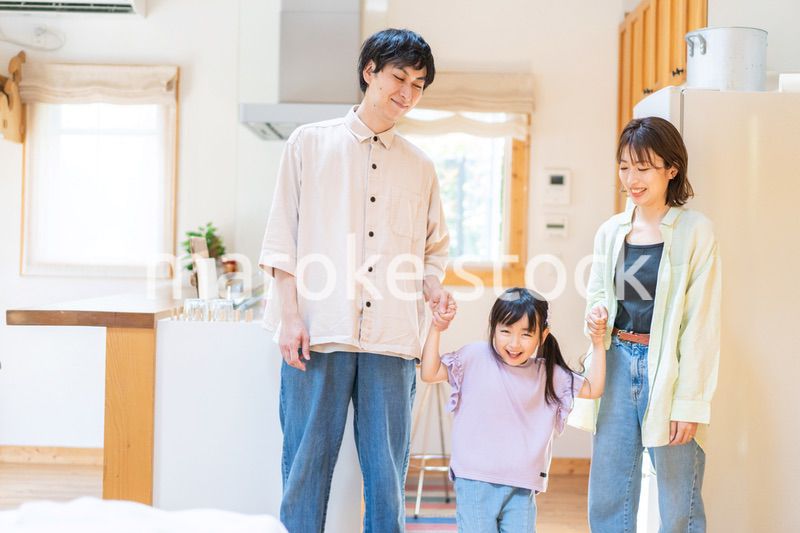 おうちで楽しく過ごす家族