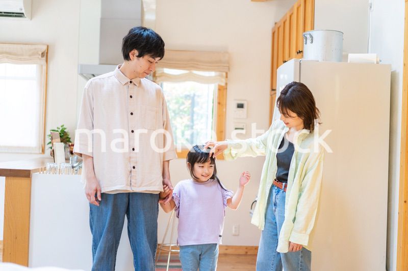 おうちで楽しく過ごす家族