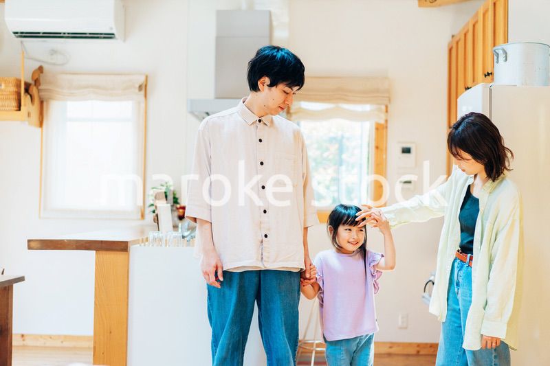 おうちで楽しく過ごす家族