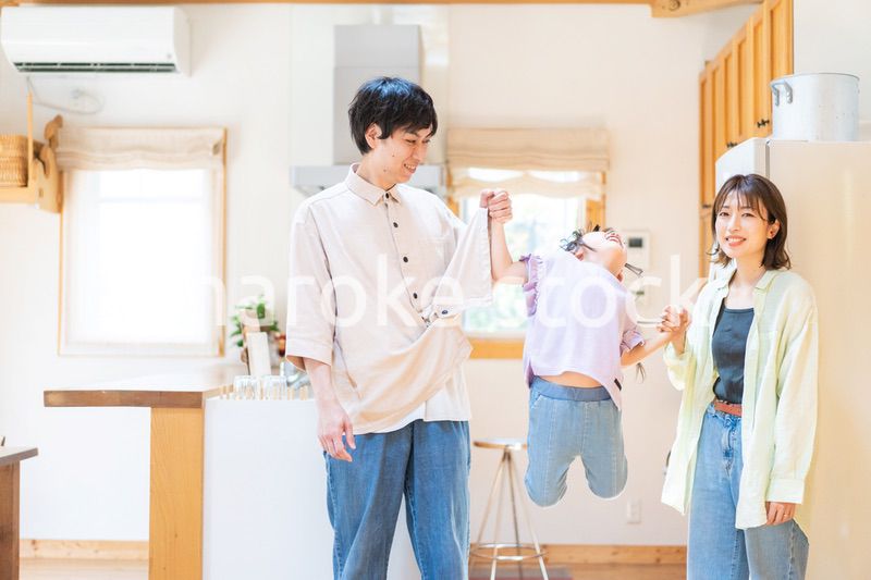 おうちで楽しく過ごす家族