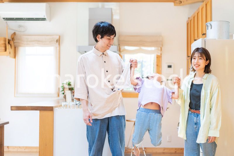 おうちで楽しく過ごす家族