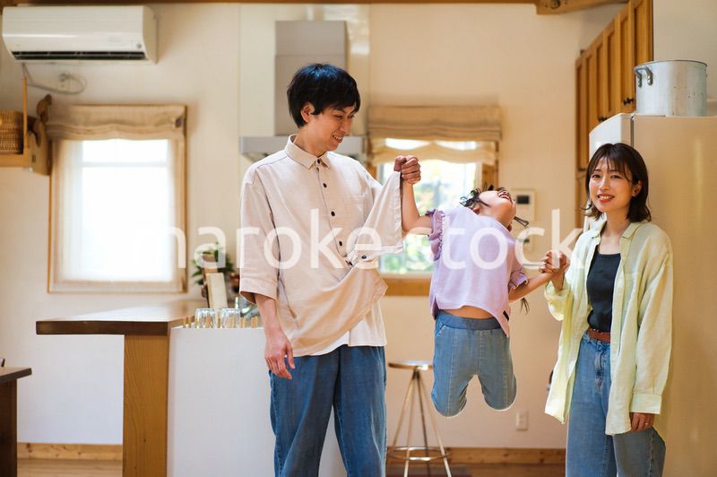 一緒に料理をする仲のいい家族