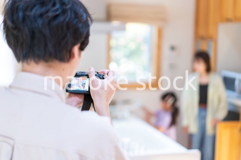 子供の成長を写真で撮るお父さん