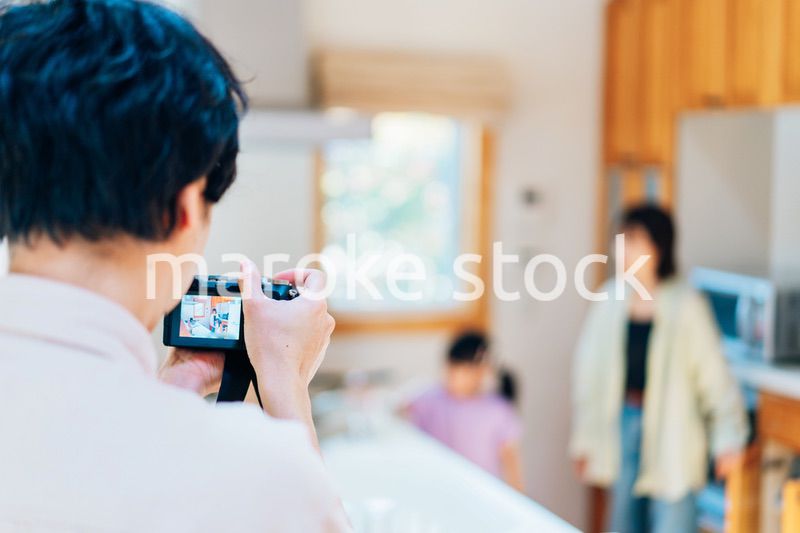 子供の成長を写真で撮るお父さん