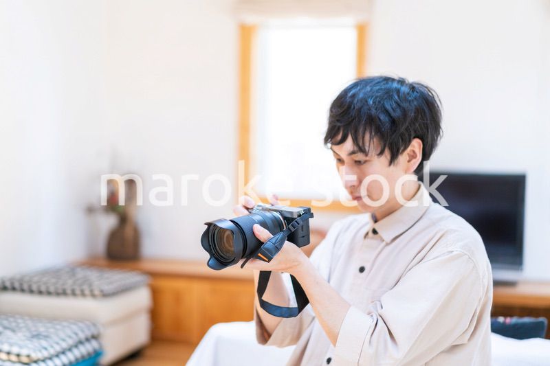 子供の成長を写真で撮るお父さん