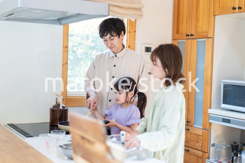 家族で料理を作る仲良しのファミリー