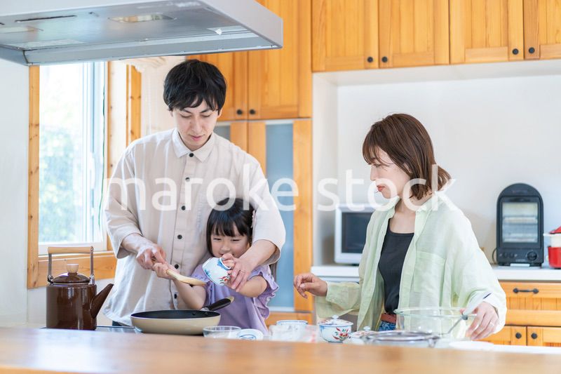 家族で料理を作る仲良しのファミリー