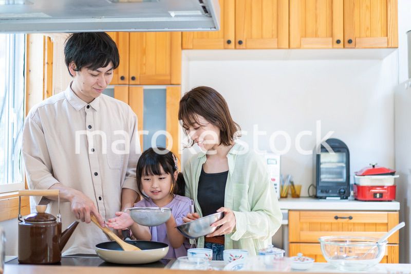 家族で料理を作る仲良しのファミリー