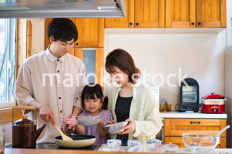 一緒に料理をする仲のいい家族