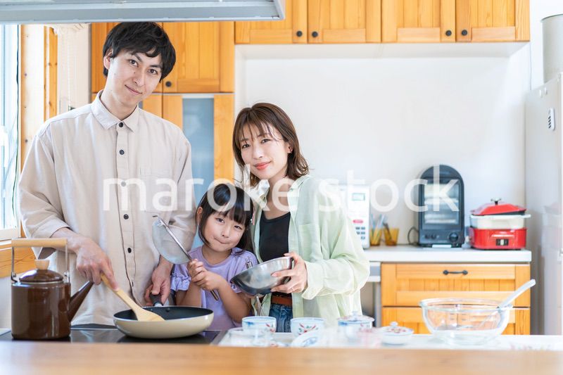 家族で料理を作る仲良しのファミリー