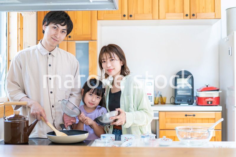 家族で料理を作る仲良しのファミリー