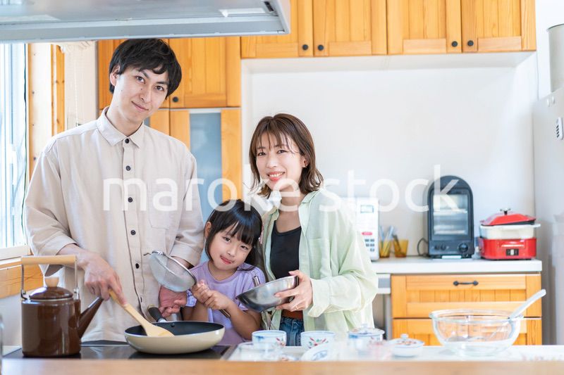 家族で料理を作る仲良しのファミリー