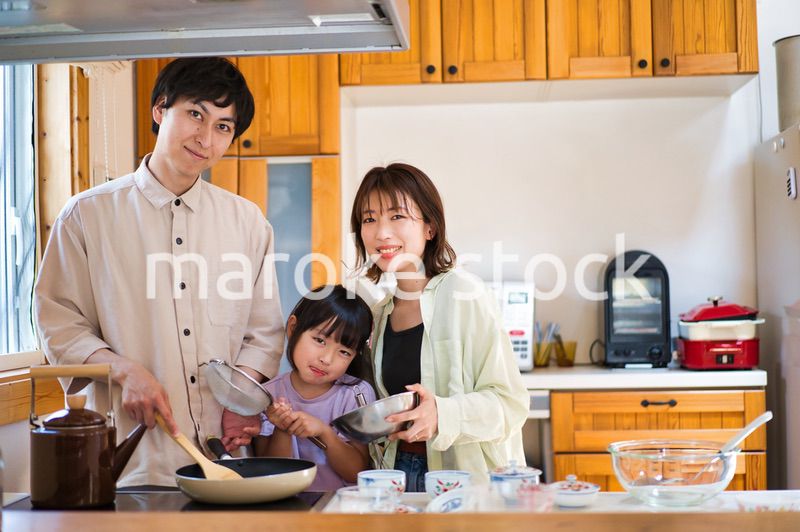 一緒に料理をする仲のいい家族