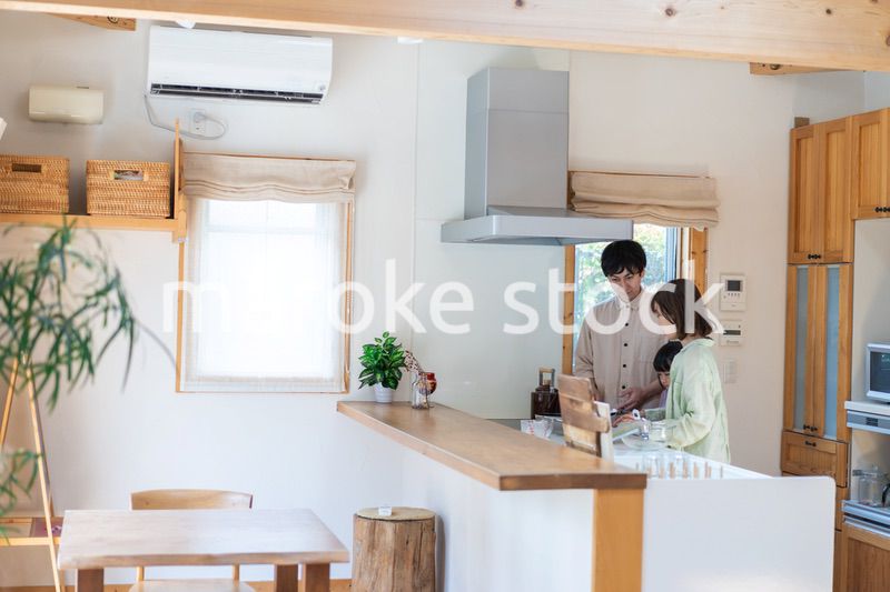 家族で料理を作る仲良しのファミリー