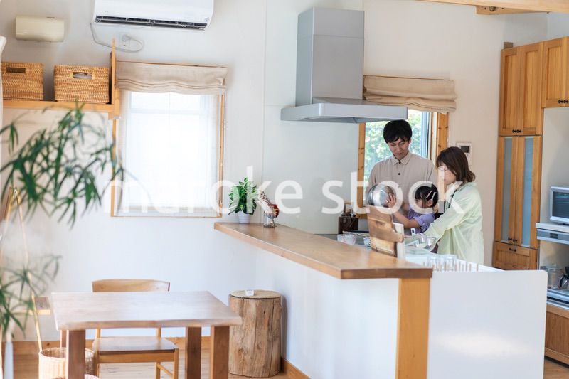 家族で料理を作る仲良しのファミリー