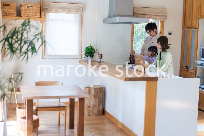 家族で料理を作る仲良しのファミリー