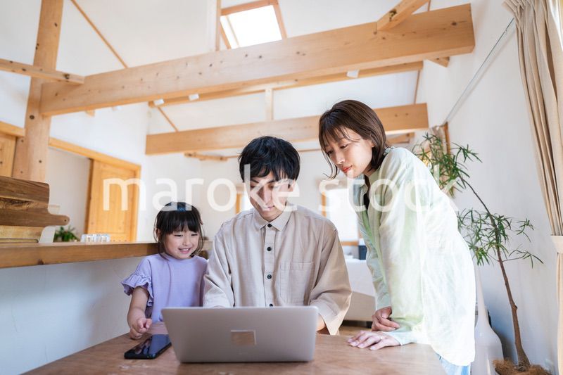 旅行の計画を立てる仲良しのファミリー