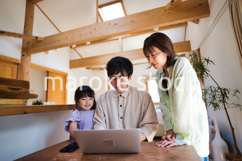 旅行の予約をする仲のいい家族